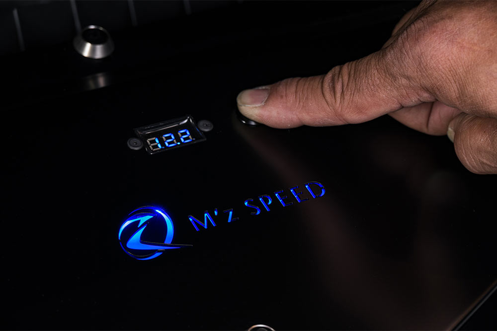 電圧計を搭載しているため、ボタンを押せば電圧を表示。日常の点検にも大変重宝します。また同時に、M’z SPEEDのロゴもブルーのLEDで発光する仕組み。