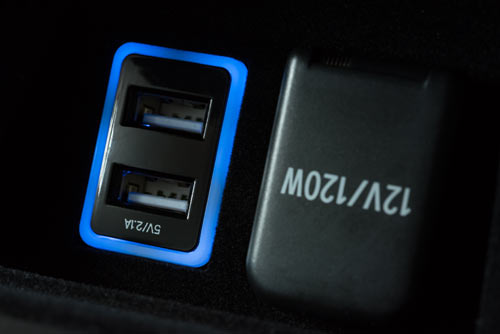 USBソケットも標準装備。イルミで充電状態を確認可能。